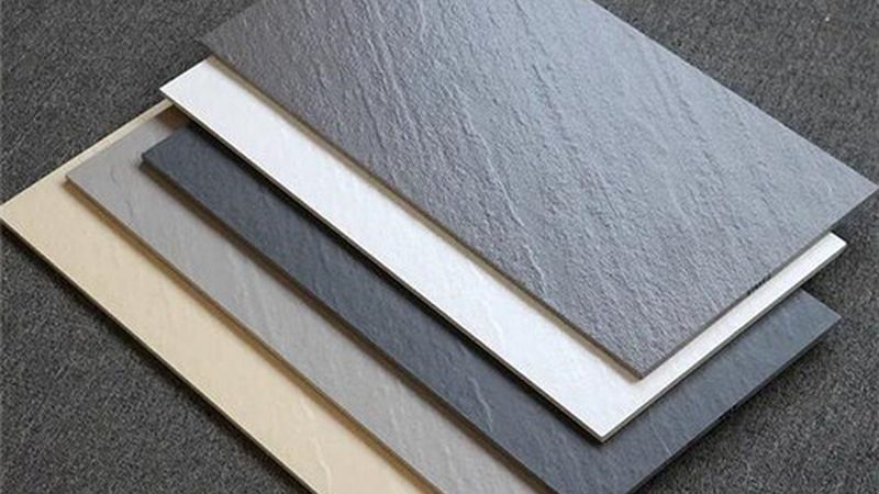 通体大理石瓷砖与亮面砖：材质与适用场景的深度解析